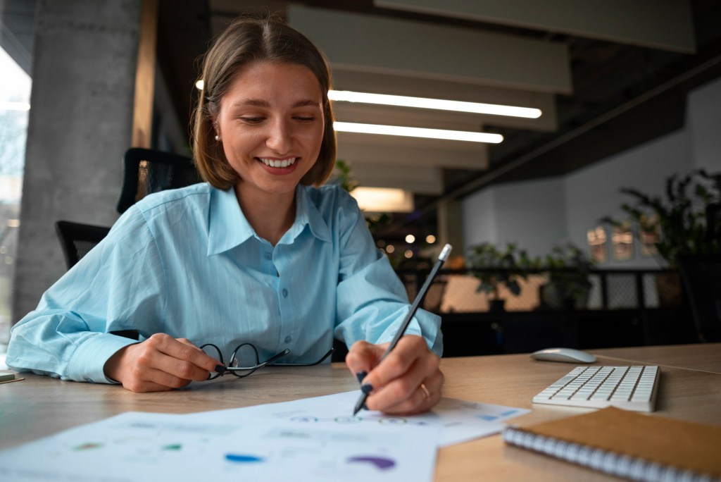 Mulher trabalhando no e-commerce